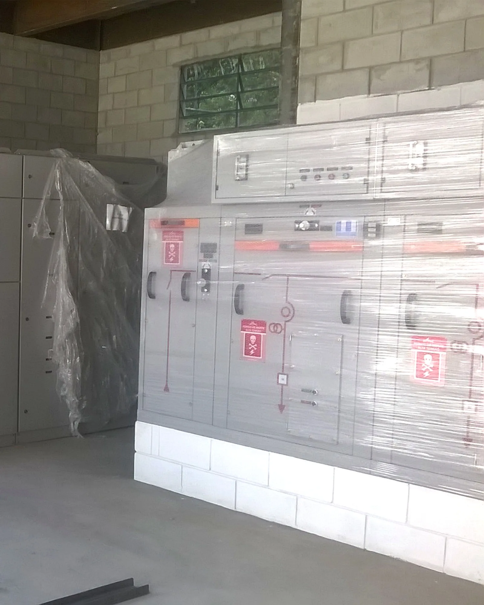 Cabine primária de média tensão implantada pela Godoy Engenharia, com painéis, transformador e infraestrutura elétrica