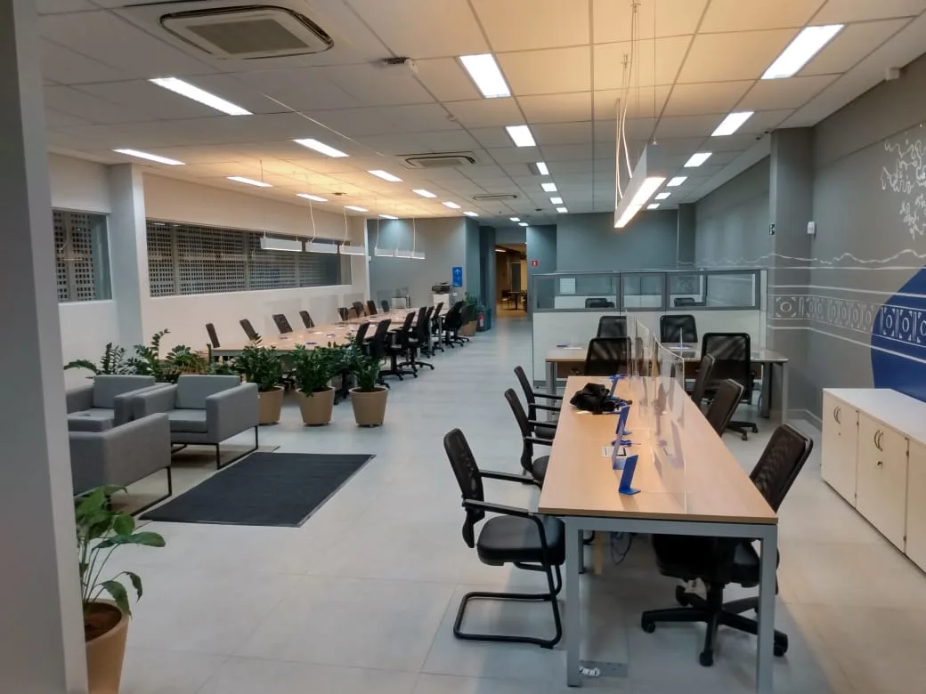 Ambiente comercial corporativo com iluminação e infraestrutura elétrica executadas pela Godoy Engenharia