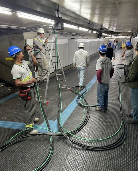 Equipe da Godoy Engenharia executando passagem de cabos e infraestrutura elétrica em operação de transporte metroviário